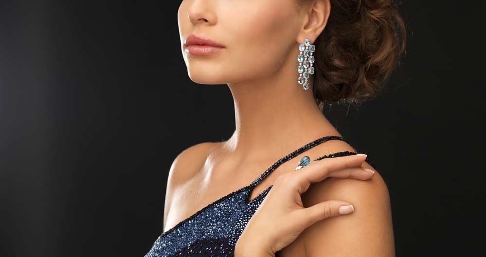 Glitzerndes Abendkleid gestylt mit Diamant Ohrringen und Ring (de.depositphotos.com) Glitzerndes Abendkleid gestylt mit Diamant Ohrringen und Ring (de.depositphotos.com)