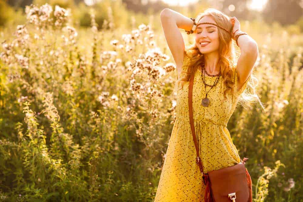 Frau mit Damenkleid im Hippie Stil gestylt mit Kette, Tasche und Haarband (de.depositphotos.com) Frau mit Damenkleid im Hippie Stil gestylt mit Kette, Tasche und Haarband (de.depositphotos.com)
