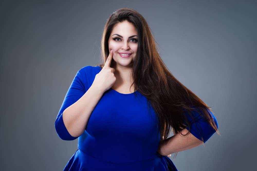 Mollige Frau mit gut schnittenen blauen Kleid (de.depositphotos.com) Mollige Frau mit gut schnittenen blauen Kleid (de.depositphotos.com)