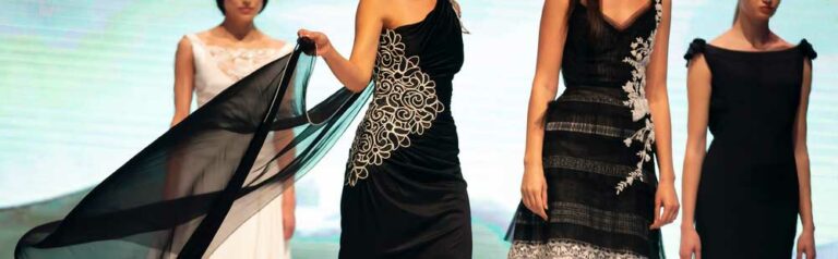 Elegante Damenkleider (de.depositphotos.com)