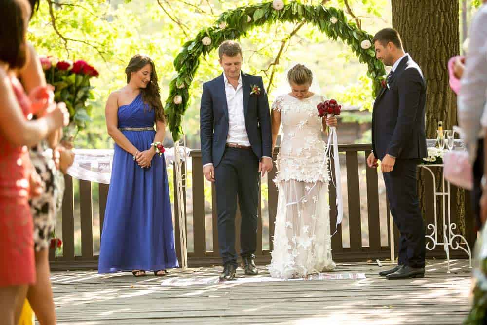 Damenkleid in Blau für die Hochzeit als Hochzeitsgast (de.depositphotos.com) Damenkleid in Blau für die Hochzeit als Hochzeitsgast (de.depositphotos.com)