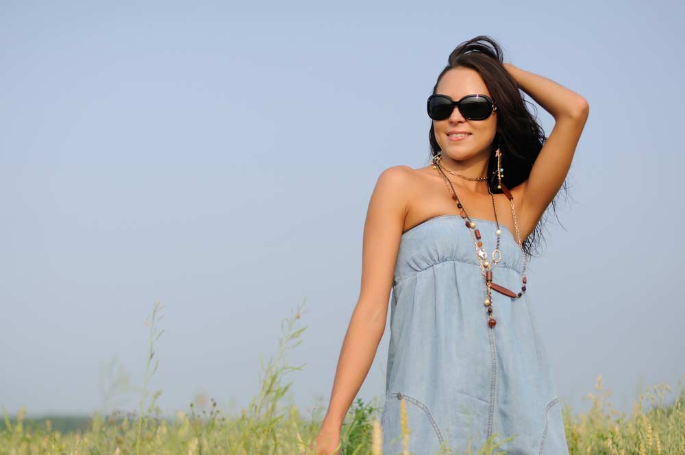 Legeres Jeanskleid mit Ketten, Ohrringen und Sonnenbrille gestylt (de.depositphotos.com) Legeres Jeanskleid mit Ketten, Ohrringen und Sonnenbrille gestylt (de.depositphotos.com)