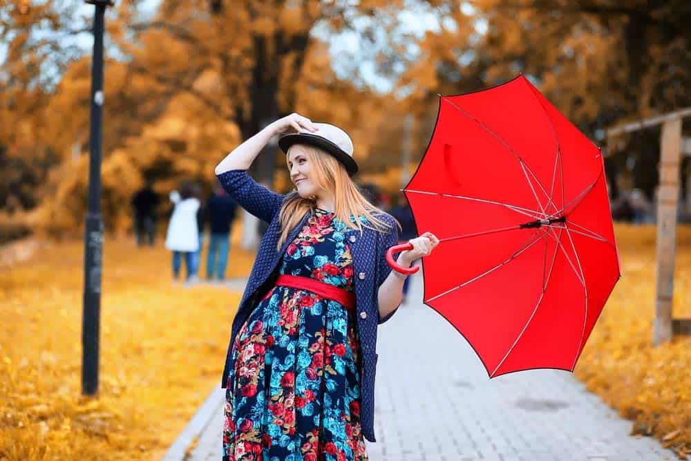 Buntes Kleid für Regentage mit rotem Regenschirm (de.depositphotos.com) Buntes Kleid für Regentage mit rotem Regenschirm (de.depositphotos.com)