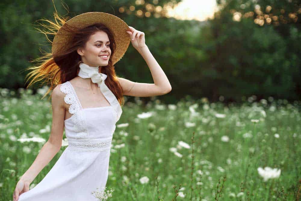 Vintage Kleid in weiß mit Spitze gestylt mit Strohhut und weißen Tuchschal (de.depositphotos.com) Vintage Kleid in weiß mit Spitze gestylt mit Strohhut und weißen Tuchschal (de.depositphotos.com)