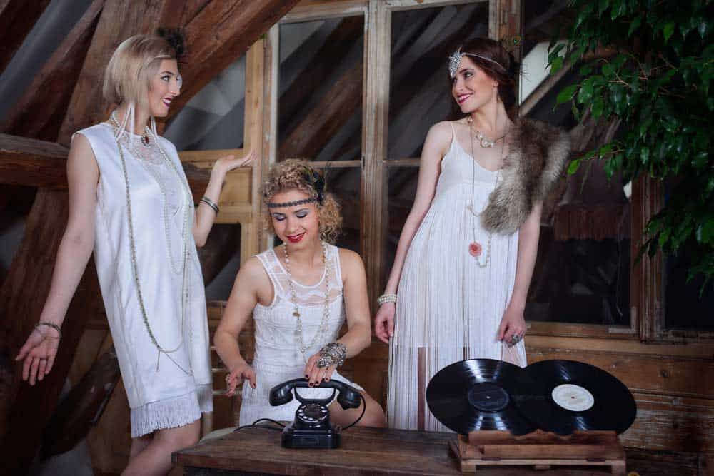 Frauen mit Flapper Kleider im Vintage Stil (de.depositphotos.com) Frauen mit Flapper Kleider im Vintage Stil (de.depositphotos.com)